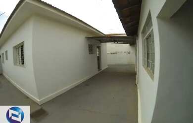 Imagem: A casa possui 3 Dormitórios, 2 Banheiros, 2 Vagas na garagem