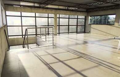 Imagem: O depósito possui 3 Vagas na garagem, 449m² de Área e está