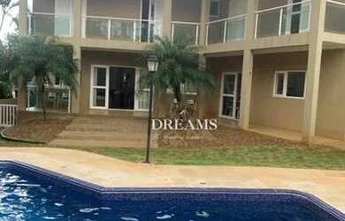 Imagem: A casa possui 3 Dormitórios, 4 Banheiros, 5 Vagas na garagem