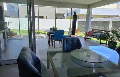 Imagem: A casa possui 4 Dormitórios, 5 Banheiros, 4 Vagas na garagem