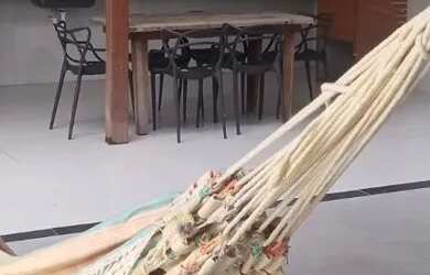 Imagem: A casa possui 3 Dormitórios, Acomodam 12 pessoas e 5 Vagas