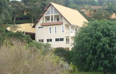 Imagem: A casa em condomínio possui 4 Dormitórios, 5 Banheiros, 5