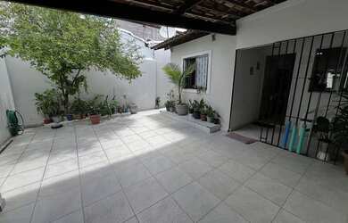 Imagem: A casa possui 2 Dormitórios, 1 Banheiro, 1 Vaga na garagem