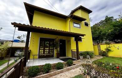 Imagem: A casa possui 2 Dormitórios, 2 Banheiros, 4 Vagas na garagem