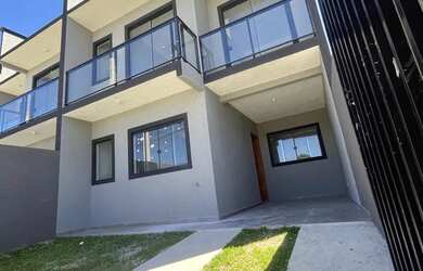 Imagem: A casa possui 3 Dormitórios, 2 Banheiros, 2 Vagas na garagem