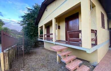 Imagem: A casa possui 3 Dormitórios, 1 Banheiro, 1 Vaga na garagem