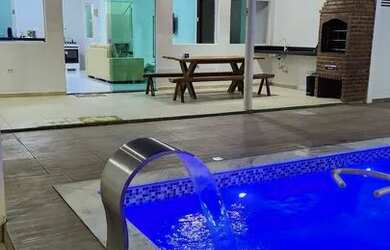 Imagem: A casa possui 2 Dormitórios, Acomodam 12 pessoas, 2 Vagas na