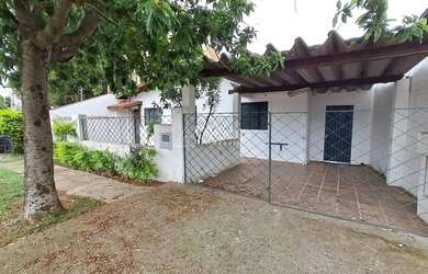 Imagem: A casa possui 1 Dormitório, 1 Banheiro, 1 Vaga na garagem