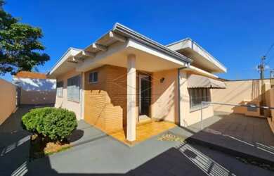 Imagem: A casa possui 3 Dormitórios, 1 Banheiro, 2 Vagas na garagem