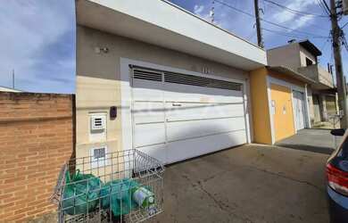 Imagem: A casa possui 2 Dormitórios, 2 Banheiros, 2 Vagas na garagem