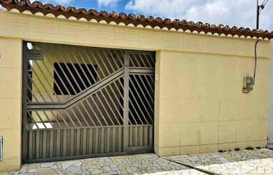 Imagem: A casa possui 2 Dormitórios, 1 Banheiro e está localizado