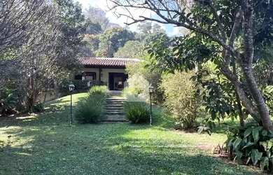 Imagem: A casa possui 5 Dormitórios, 5 Banheiros, 3 Vagas na garagem