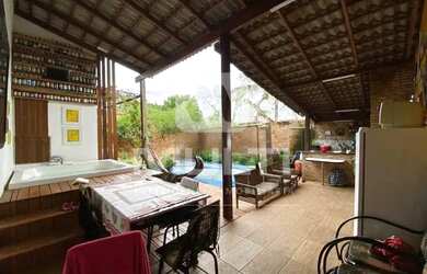 Imagem: A casa possui 3 Dormitórios, 3 Banheiros, 2 Vagas na garagem