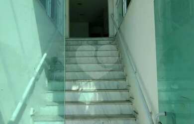 Imagem: O depósito possui 5 Vagas na garagem, 300m² de Área e está