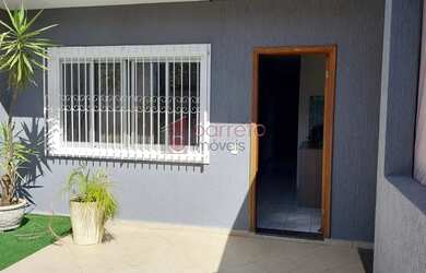 Imagem: A casa possui 4 Dormitórios, 2 Banheiros, 3 Vagas na garagem