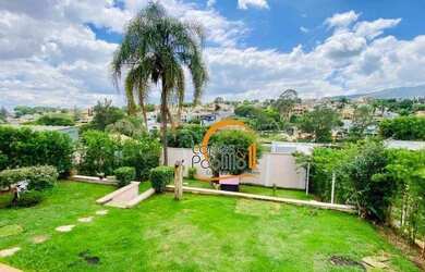 Imagem: A casa possui 3 Dormitórios, 3 Banheiros, 4 Vagas na garagem