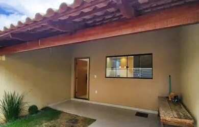 Imagem: A casa possui 3 Dormitórios, 2 Banheiros, 1 Vaga na garagem