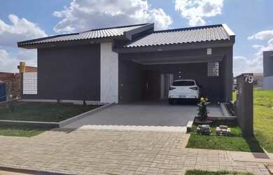 Imagem: A casa possui 3 Dormitórios, 3 Banheiros, 2 Vagas na garagem