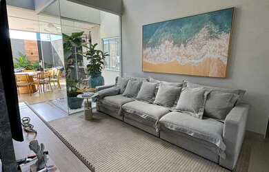 Imagem: A casa possui 3 Dormitórios, 4 Banheiros, 2 Vagas na garagem