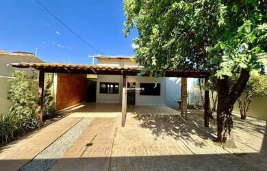 Imagem: A casa possui 3 Dormitórios, 2 Banheiros, 2 Vagas na garagem