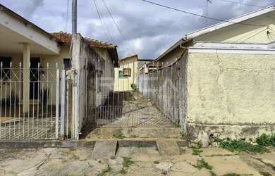 Imagem: A casa possui 1 Dormitório, 1 Banheiro, 1 Vaga na garagem