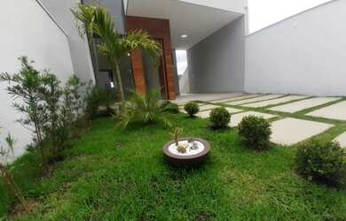 Imagem: A casa possui 3 Dormitórios, 2 Banheiros, 2 Vagas na garagem