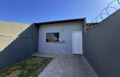 Imagem: A casa possui 2 Dormitórios, 1 Banheiro, 1 Vaga na garagem