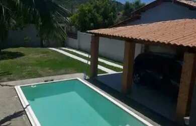 Imagem: A casa possui 3 Dormitórios, 3 Banheiros, 2 Vagas na garagem