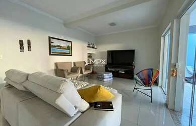 Imagem: A casa possui 3 Dormitórios, 4 Banheiros, 2 Vagas na garagem