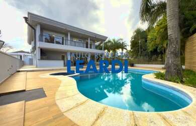 Imagem: A casa em condomínio possui 4 Dormitórios, 5 Banheiros, 5