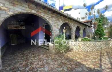 Imagem: A casa possui 4 Dormitórios, 3 Banheiros, 5 Vagas na garagem