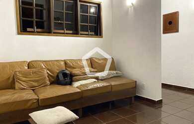 Imagem: A casa possui 3 Dormitórios, 1 Banheiro, 2 Vagas na garagem