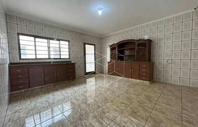 Imagem: A casa possui 2 Dormitórios, 1 Banheiro, 2 Vagas na garagem