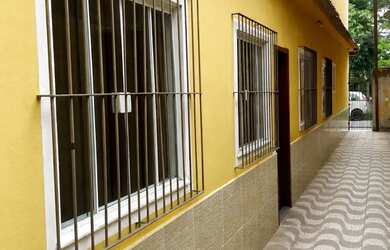 Imagem: A casa possui 2 Dormitórios, 2 Banheiros, 2 Vagas na garagem