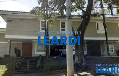 Imagem: A casa em condomínio possui 4 Dormitórios, 5 Banheiros, 4