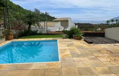 Imagem: A casa possui 4 Dormitórios, 4 Banheiros, 3 Vagas na garagem