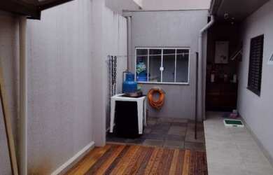 Imagem: A casa possui 3 Dormitórios, 2 Banheiros, 2 Vagas na garagem