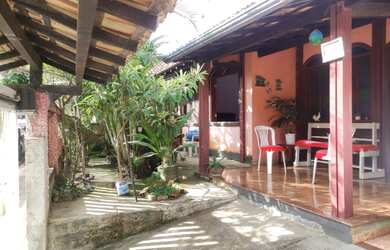 Imagem: A casa possui 3 Dormitórios, 3 Banheiros, 2 Vagas na garagem