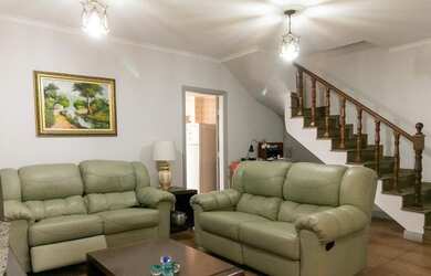 Imagem: A casa possui 3 Dormitórios, 3 Banheiros, 2 Vagas na garagem