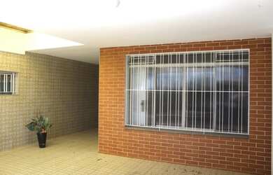 Imagem: A casa possui 3 Dormitórios, 2 Banheiros, 4 Vagas na garagem