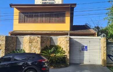 Imagem: A casa possui 4 Dormitórios, 3 Banheiros, 5 Vagas na garagem