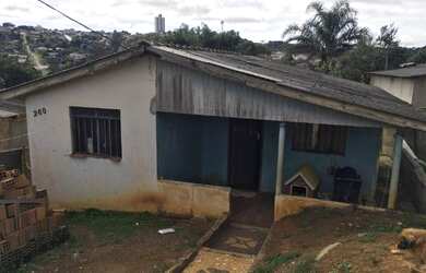 Imagem: A casa possui 2 Dormitórios, 1 Banheiro e 1 Vaga na garagem