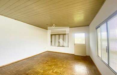 Imagem: A casa possui 4 Dormitórios, 2 Banheiros, 2 Vagas na garagem