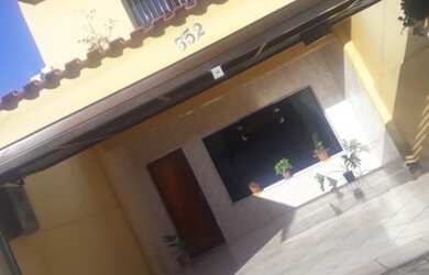 Imagem: A casa possui 2 Dormitórios, 2 Banheiros, 2 Vagas na garagem