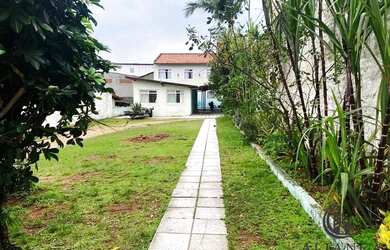 Imagem: A casa possui 4 Dormitórios, 3 Banheiros, 4 Vagas na garagem