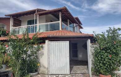 Imagem: A casa possui 4 Dormitórios, 2 Banheiros, 1 Vaga na garagem