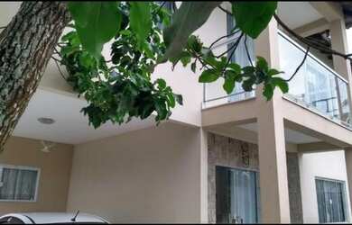 Imagem: A casa possui 3 Dormitórios, 2 Banheiros, 2 Vagas na garagem