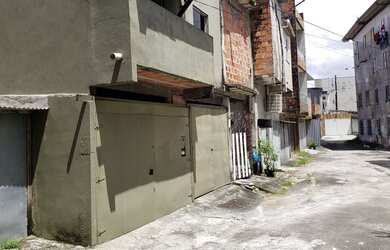 Imagem: A casa possui 1 Dormitório, 1 Banheiro, 1 Vaga na garagem e