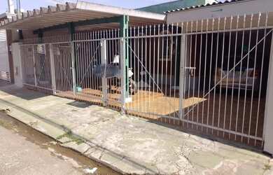 Imagem: A casa possui 3 Dormitórios, 2 Banheiros, 3 Vagas na garagem