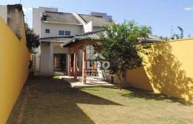 Imagem: A casa possui 3 Dormitórios, 5 Banheiros, 4 Vagas na garagem